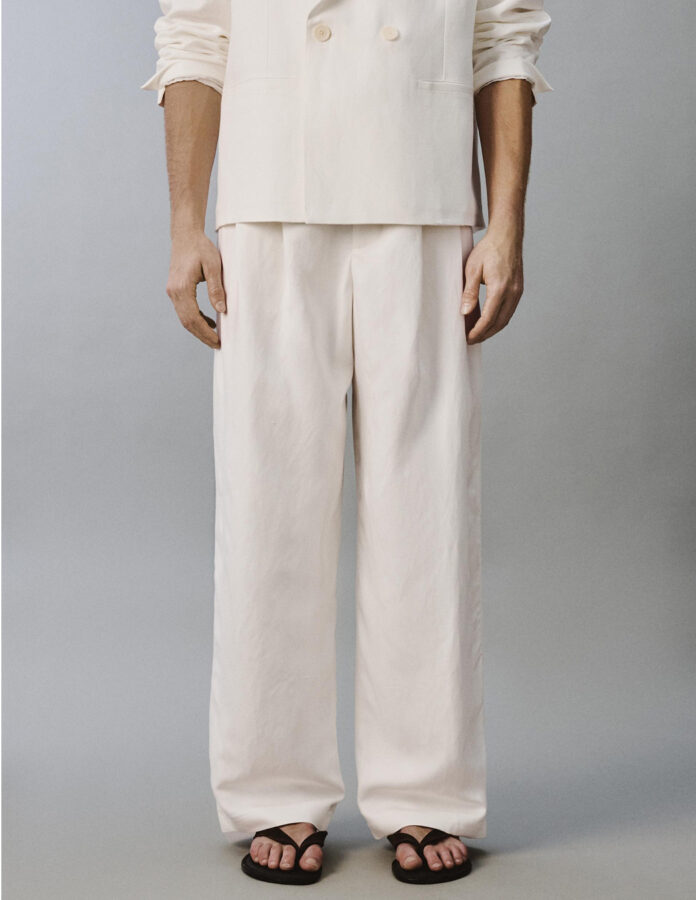 Detalle del pantalón blanco de lino relaxed fit con pliegues frontales del traje de Zara hombre primavera verano 2026