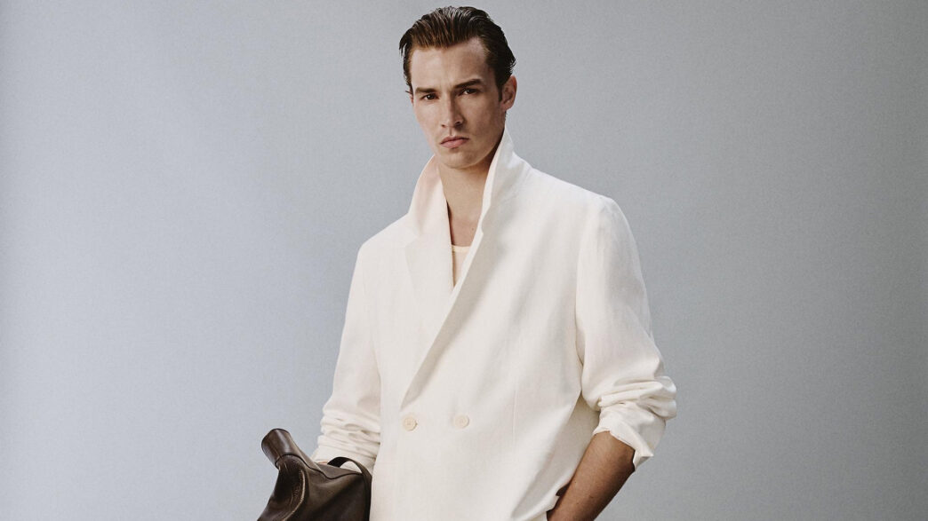 Primer plano de la blazer cruzada blanca de lino de Zara con solapas de muesca, novedad hombre primavera verano 2026