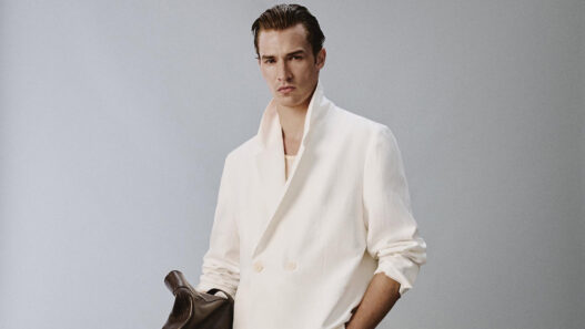 Primer plano de la blazer cruzada blanca de lino de Zara con solapas de muesca, novedad hombre primavera verano 2026