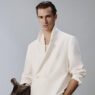 Primer plano de la blazer cruzada blanca de lino de Zara con solapas de muesca, novedad hombre primavera verano 2026