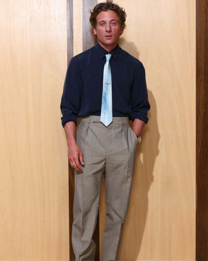 Jeremy Allen White photocall desfile Louis Vuitton París junio 2026