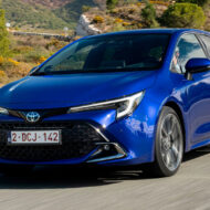 Ni Hyundai ni BYD: estos son los 10 coches híbridos más vendidos en España en lo que va de 2026 Toyota Corolla azul circulando por la carretera