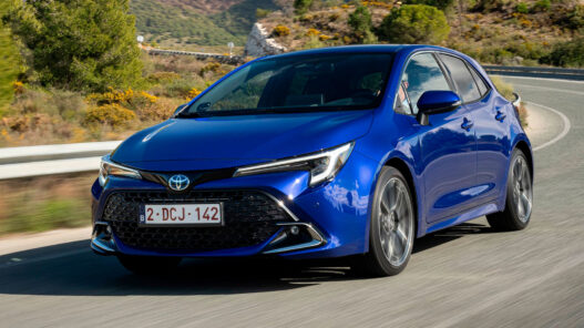 Toyota Corolla azul circulando por la carretera