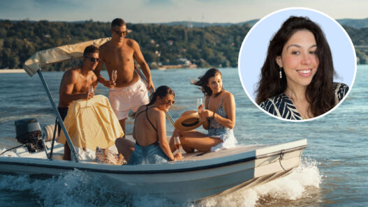 influencers disfrutando verano en barco y psicóloga Alejandra Ponce