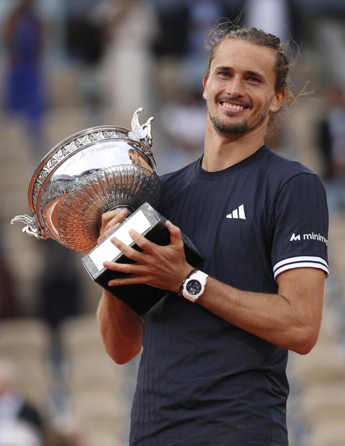 Alexander Zverev sonríe abrazando la Coupe des Mousquetaires con el reloj Jacob & Co. Epic X Ceramic en la muñeca