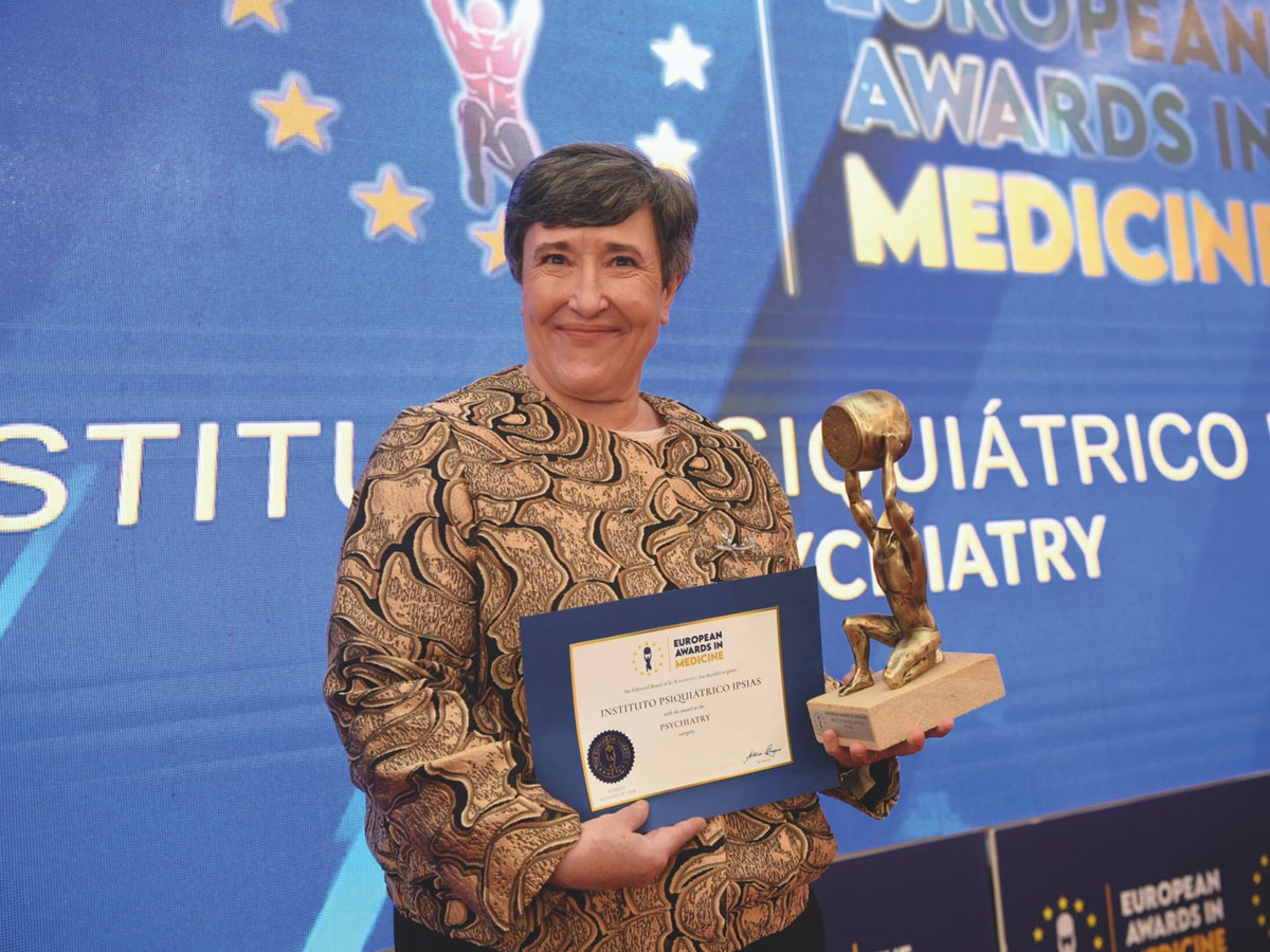 La psiquiatra Ana Isabel Sanz sostiene un galardón y un diploma en los European Awards in Medicine