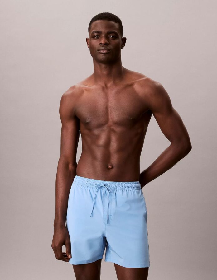 modelo vestido con bañador azul de Calvin Klein