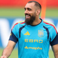 Borja Iglesias cobra casi 3 millones al año, pero su coche favorito lo rescató de Milanuncios por un precio de risa el futbolista Borja Iglesias de la selección española entrenando durante el Mundial 2026