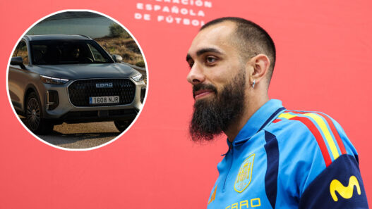 Borja Iglesias con el coche Ebro en círculo