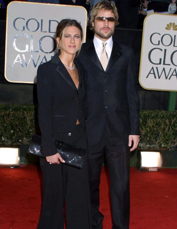 Brad Pitt y Jennifer Aniston con trajes negros a juego en los Globos de Oro de 2002.