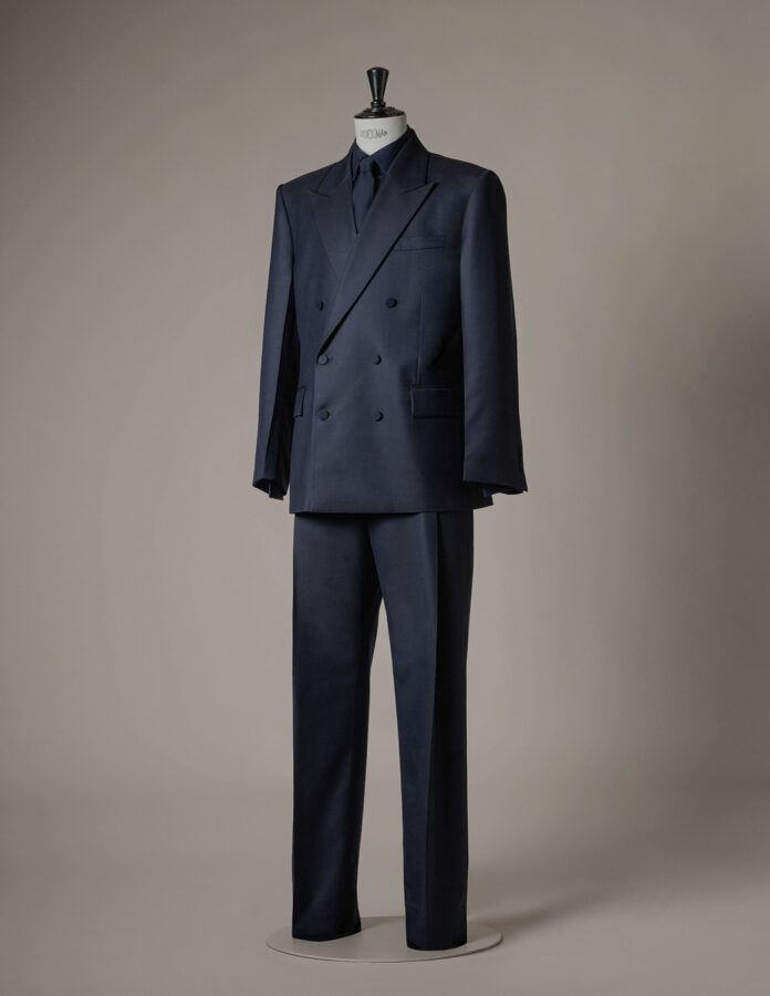 Traje de boda del actor Callum Turner