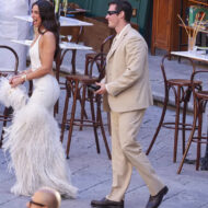 Callum Turner tiene las 5 claves para ser el hombre mejor vestido de tus bodas de verano 2026 Callum Turner con Dúa Lipa en su viaje de novios