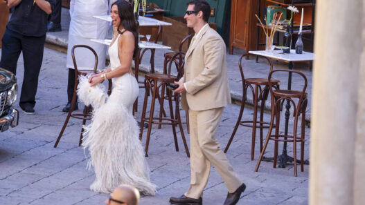 Callum Turner con Dúa Lipa en su viaje de novios