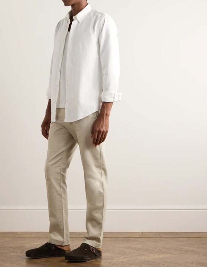 hombre vestido con Pantalón chino beige con camisa y camiseta