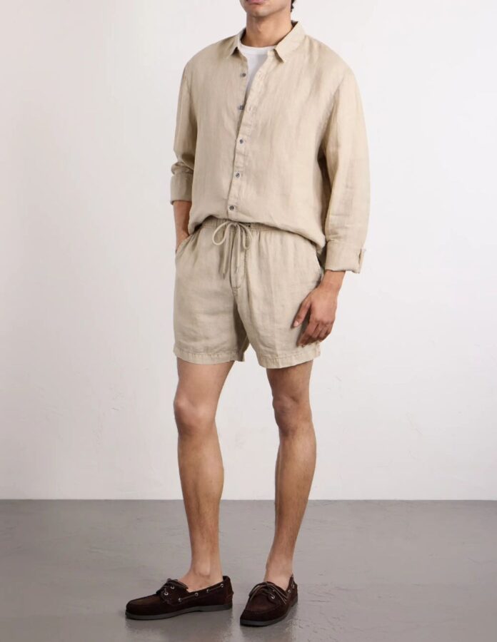 hombre vestido con Camisa de lino con bermudas beige de lino