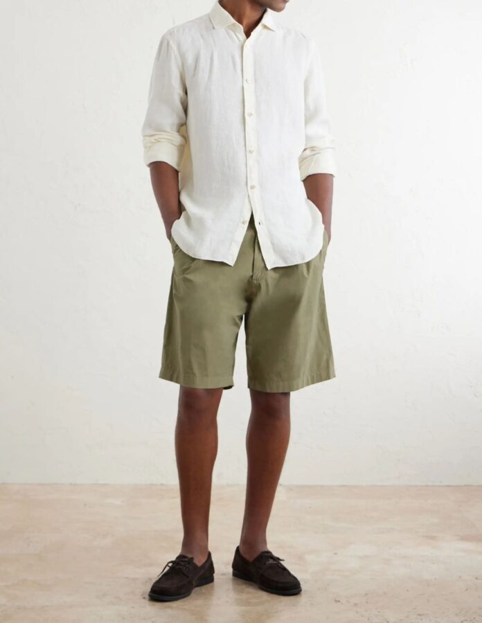 combinar pantalón verde con camisa blanca