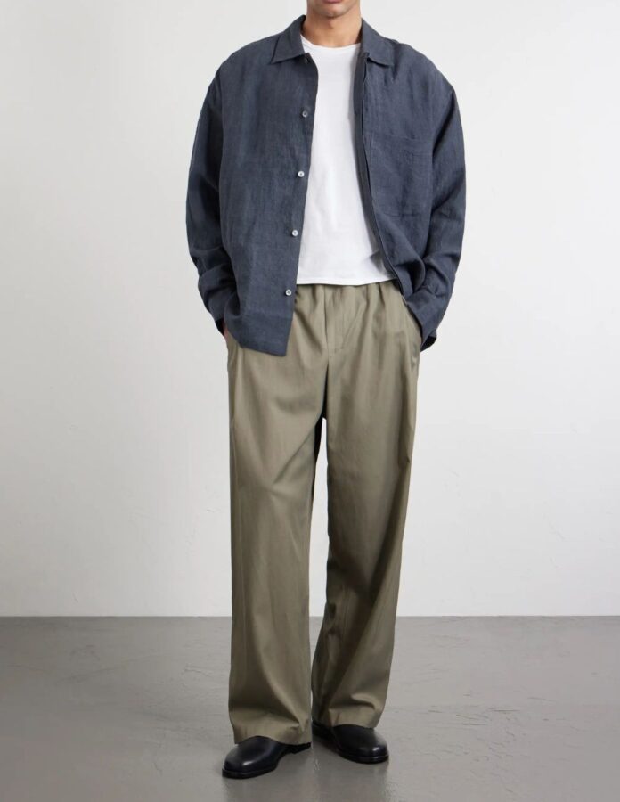 combinar pantalón verde con azul y blanco