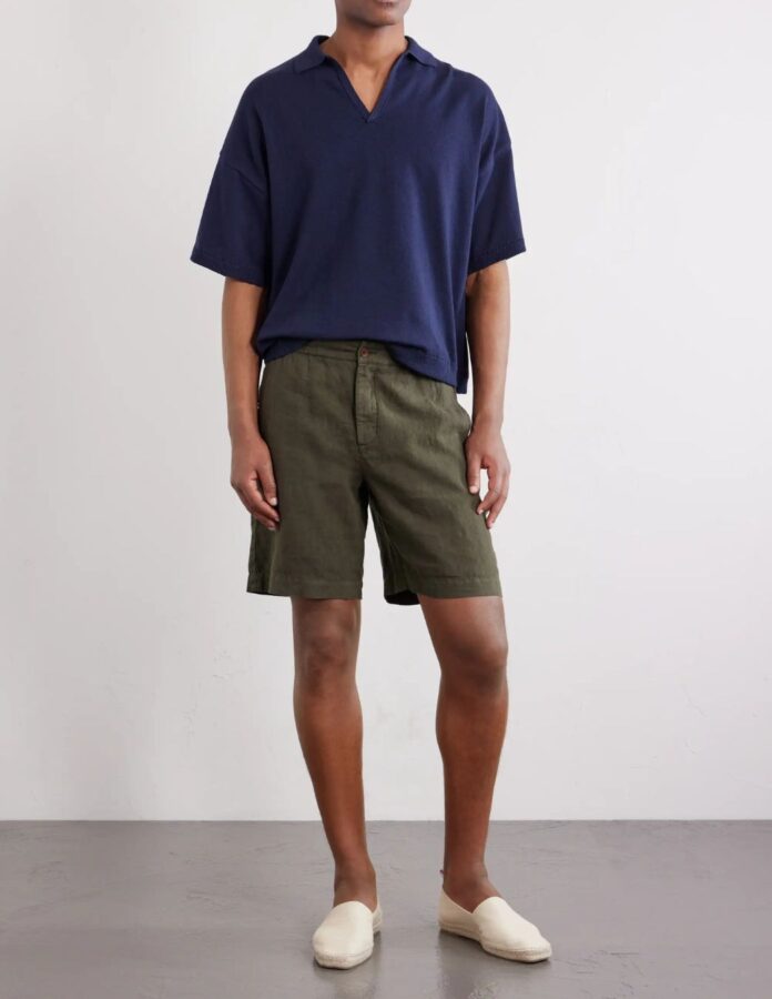 combinar pantalón verde verano 2026 con polo azul