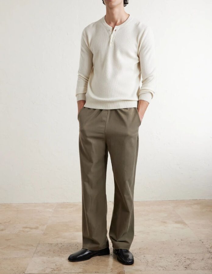 combinar pantalón verde verano 2026 con polo de punto blanco