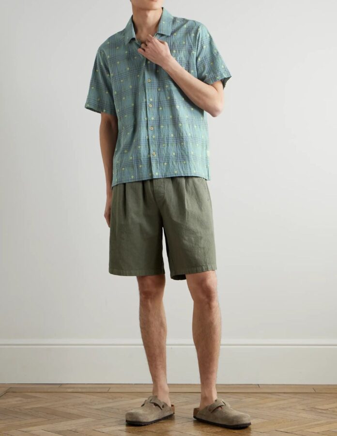combinar pantalón verde verano 2026 outfit pantalón corto