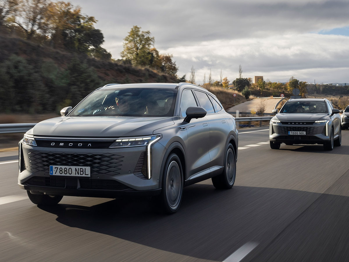 Omoda 9 oscuro 2026 circulando por carretera