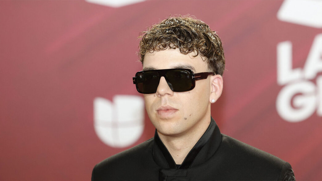 Quevedo en photocall con gafas de sol.
