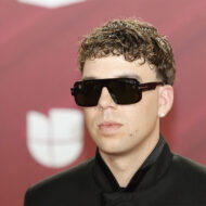 Ni Ferrari ni Lamborghini: así es el coche personal de Quevedo que sale en sus canciones y que cuesta 50.000 euros Quevedo en photocall con gafas de sol.