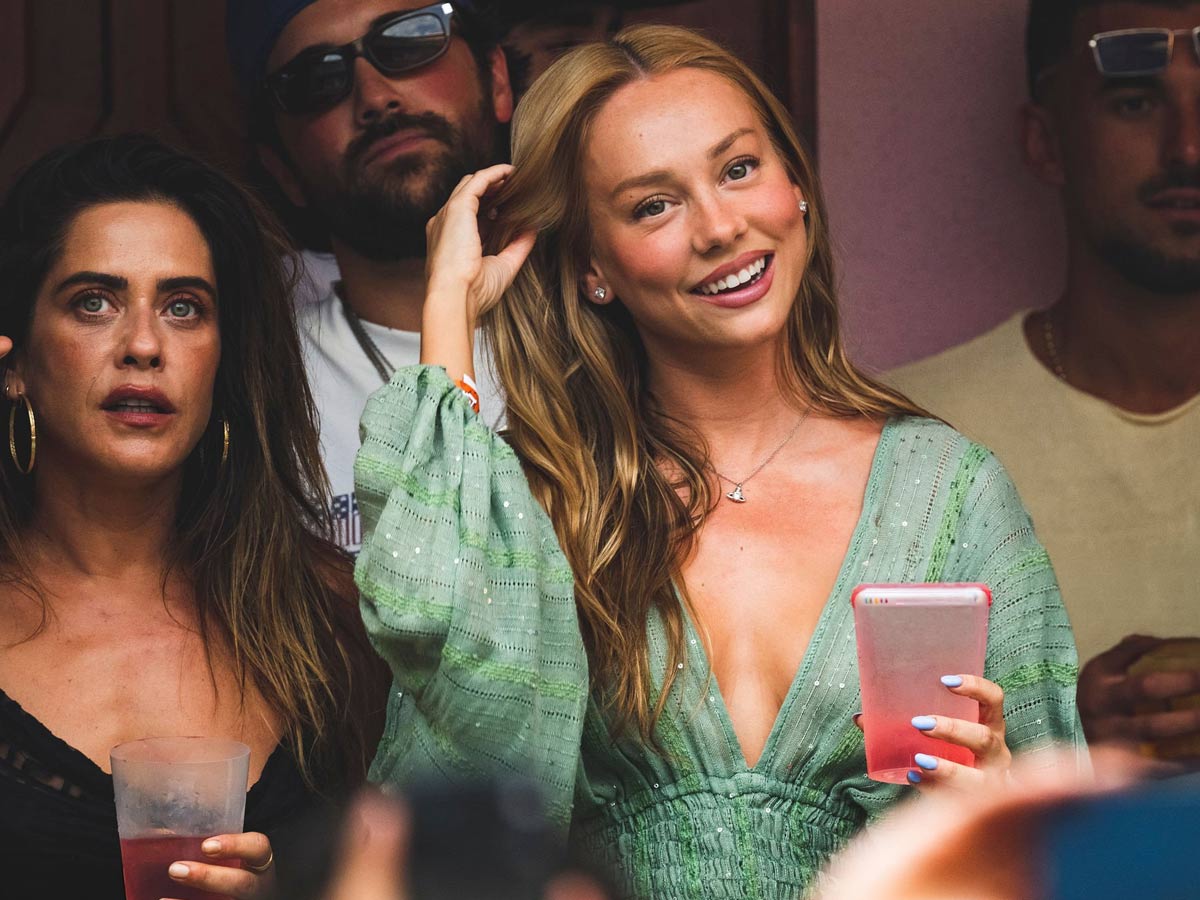 Ester Expósito y María León en La casita de Bad Bunny en Madrid