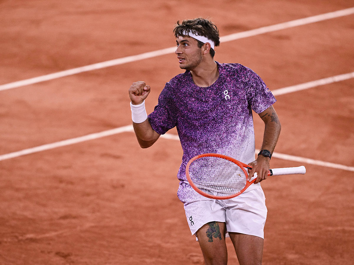 Flavio Cobolli celebra con el puño en alto durante Roland-Garros con el reloj Bianchet en la muñeca