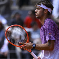 Así es el reloj que Flavio Cobolli no se quita desde enero y que aguantó la final de Roland-Garros contra Zverev Flavio Cobolli concentrado con la raqueta y el reloj Bianchet UltraFino Tonneau de carbono en Roland-Garros