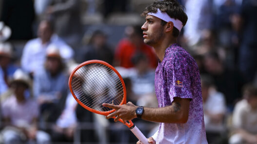 Flavio Cobolli concentrado con la raqueta y el reloj Bianchet UltraFino Tonneau de carbono en Roland-Garros