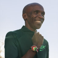 El reloj que Eliud Kipchoge ayudó a diseñar ya está a la venta en España: solo pesa 34,5 gramos y aguanta 14 días de batería por menos de 400 € Eliud Kipchoge WATCH GT Runner 2 Racing Legend Edition