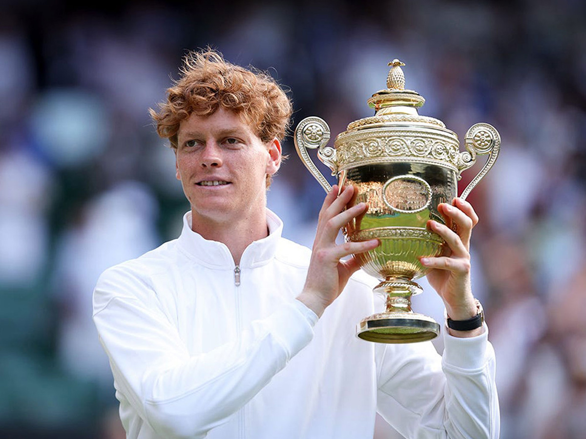 Jannik Sinner con trofeo en 2025