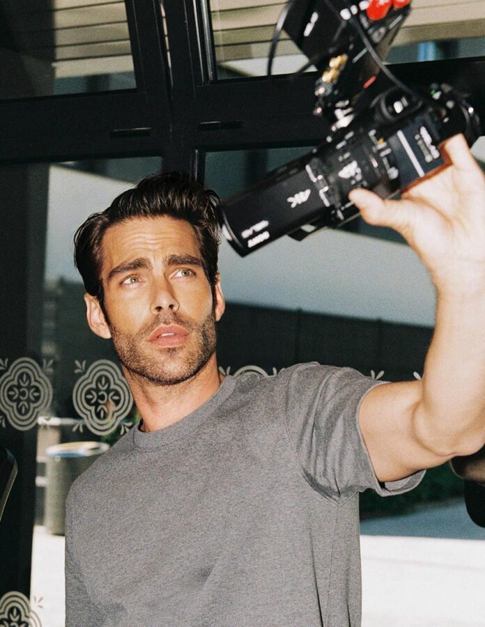Jon Kortajarena sujeta una cámara mientras graba su experiencia en Be Casa