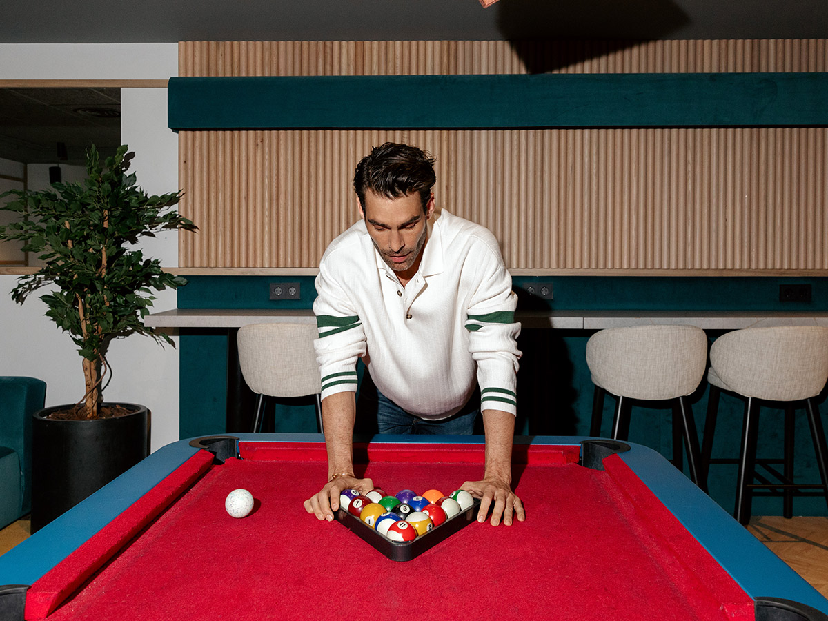 Jon Kortajarena prepara una partida en la mesa de billar de la sala de juegos de Be Casa