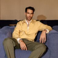 Jon Kortajarena, modelo: "Cuando tienes un entorno que te facilita las cosas, cambia la manera en la que vives cada día" Jon Kortajarena sentado en el sofá de una zona común de Be Casa con chaqueta amarilla