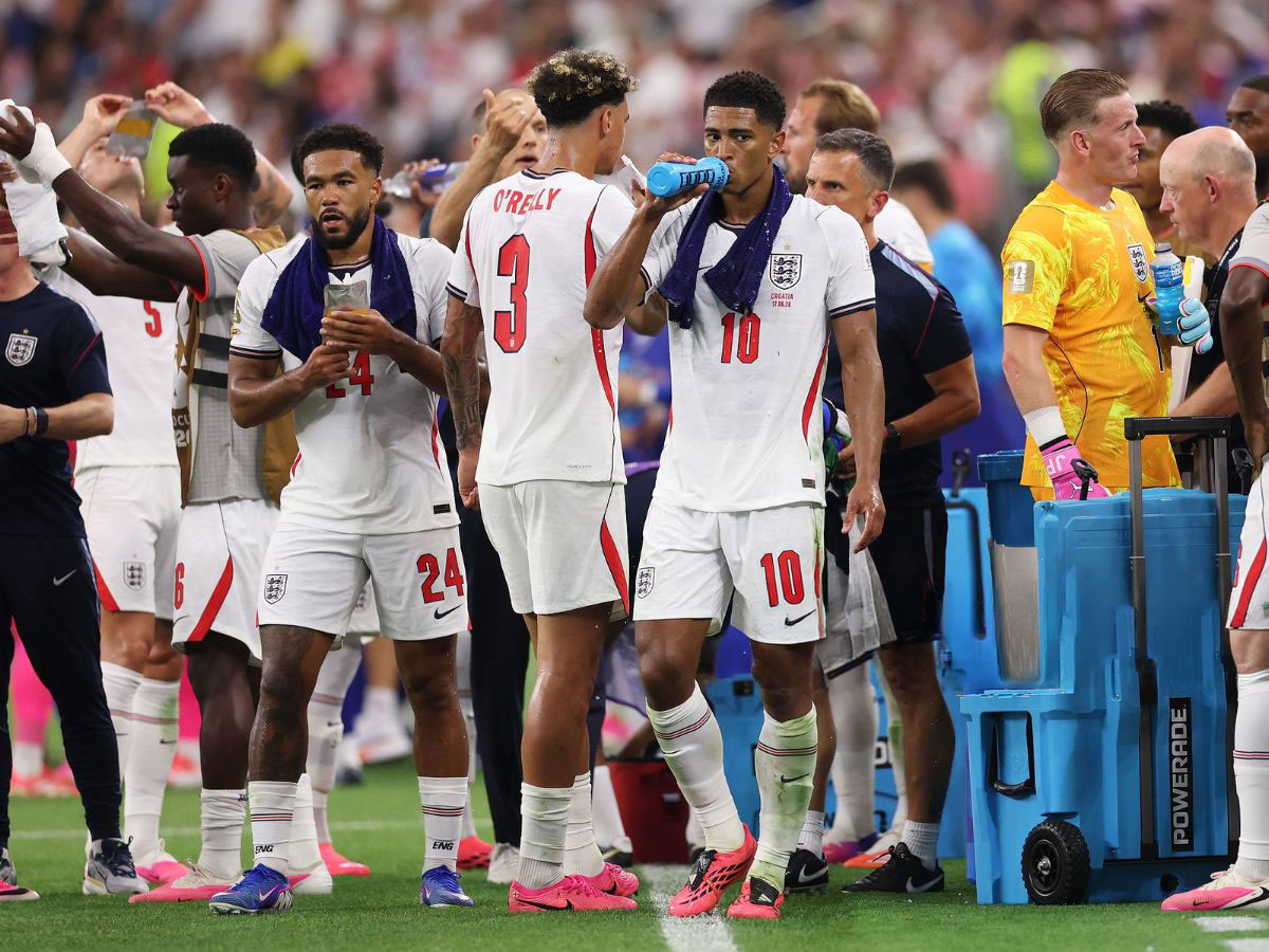 La FIFA activa descansos obligatorios a partir de los 32 grados WBGT, seis grados por encima del umbral que FIFPRO considera ya peligroso para la salud de los jugadores.