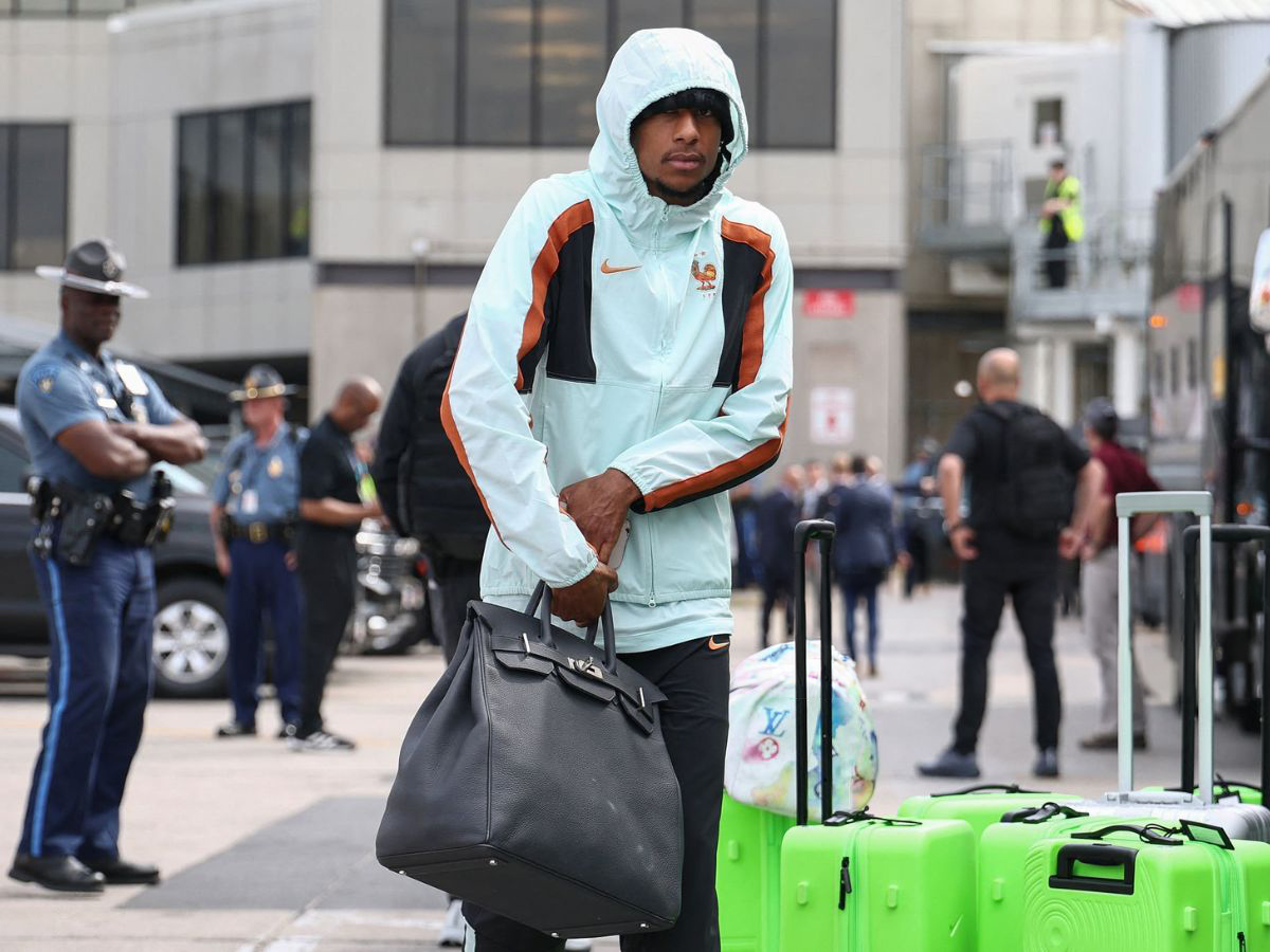 Michael Olise en el aeropuerto de Boston.