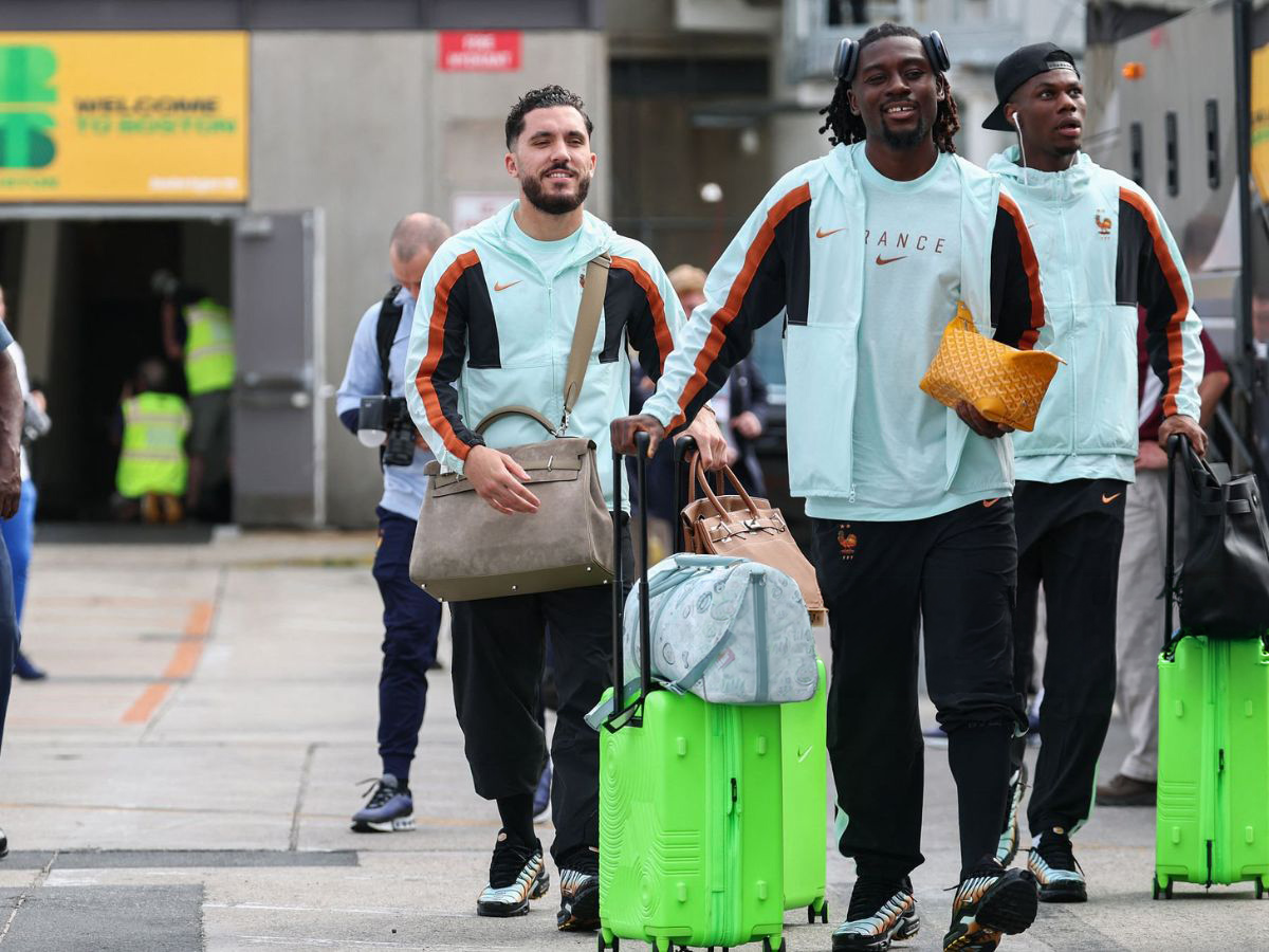 Rayan Cherki, Manu Kone y Aurelien Tchouameni en el aeropuerto de Boston