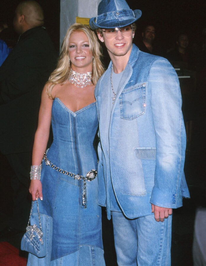 Justin Timberlake y Britney Spears con looks de denim total a juego en los American Music Awards de 2001