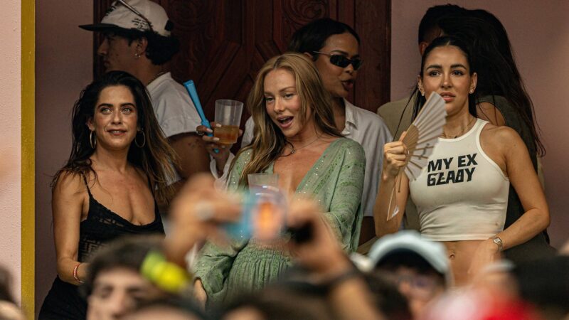 actrices Esther Expósito y María León en La Casita de Bad Bunny en Madrid