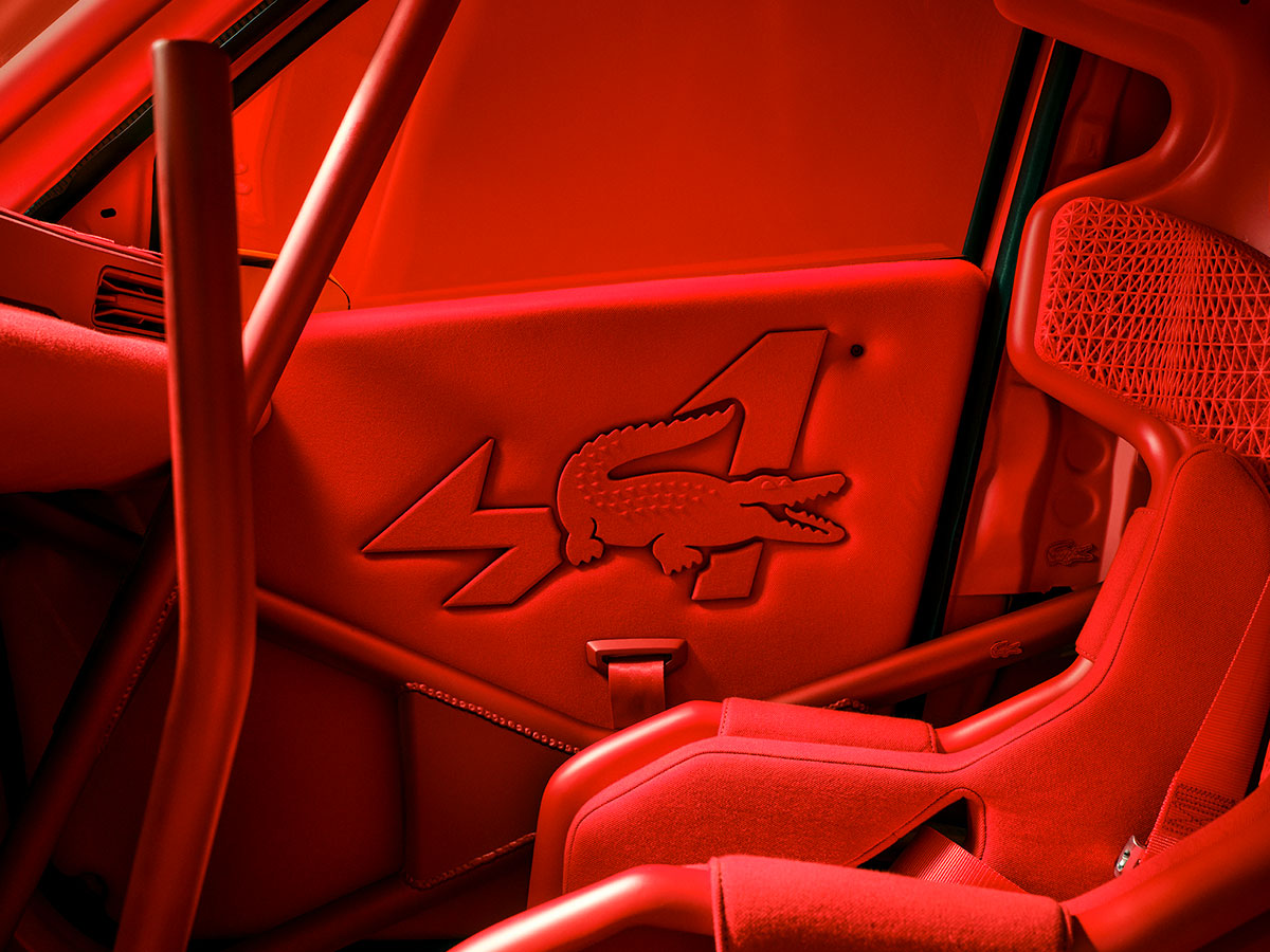 interior rojo del coche Lacoste Alpine