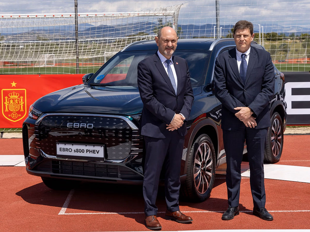 Pedro Calef, CEO de Ebro, y Rafael Louzán, presidente de la RFEF, formalizaron el acuerdo en la Ciudad del Fútbol de Las Rozas