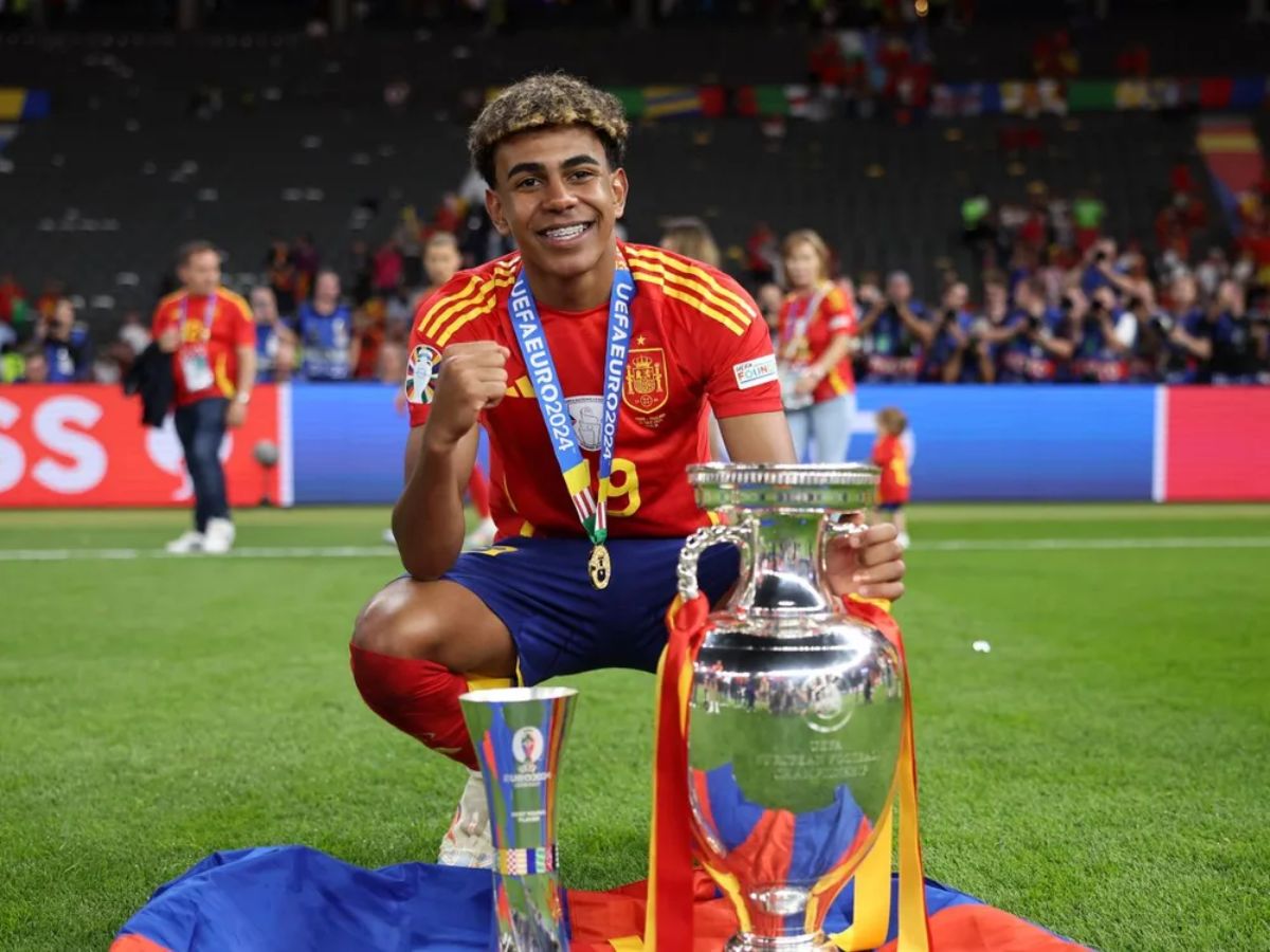 Lamine Yamal tras ganar la Eurocopa en 2024 con solo 16 años.