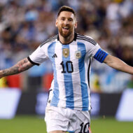 Leo Messi traslada su perfil bajo de siempre a su único coche: así es el discreto Mercedes de más de 230.000 euros de "La Pulga" Leo Messi celebra gol