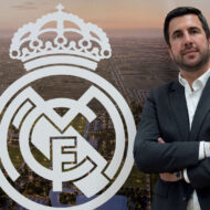 ¡Pillado! El coche elegido por Enrique Riquelme para desplazarse por la ciudad: cuesta más de 75.000 euros y lleva chofer incluido Retrato de Enrique Riquelme con el escudo del Real Madrid