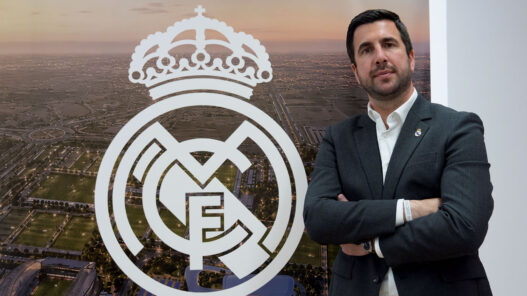 Retrato de Enrique Riquelme con el escudo del Real Madrid