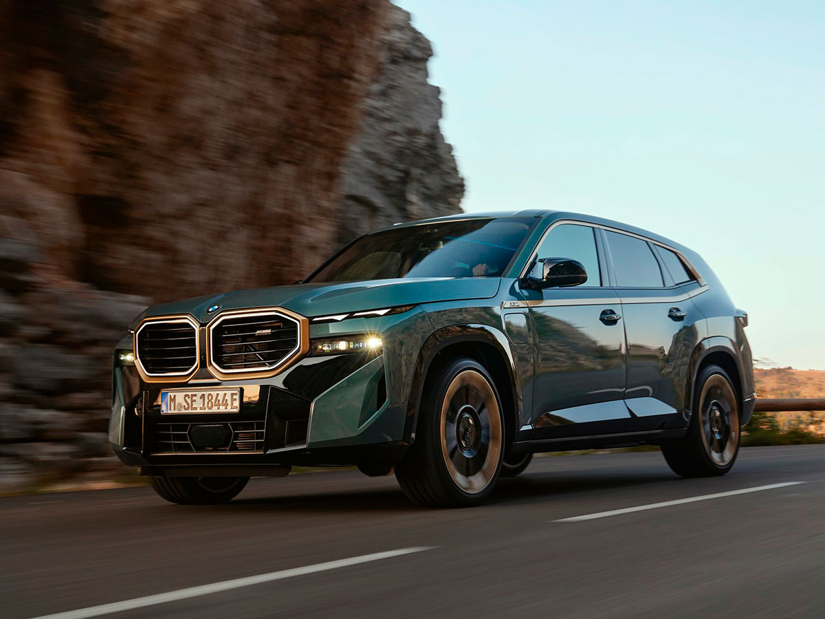 BMW XM verde circulando por carretera