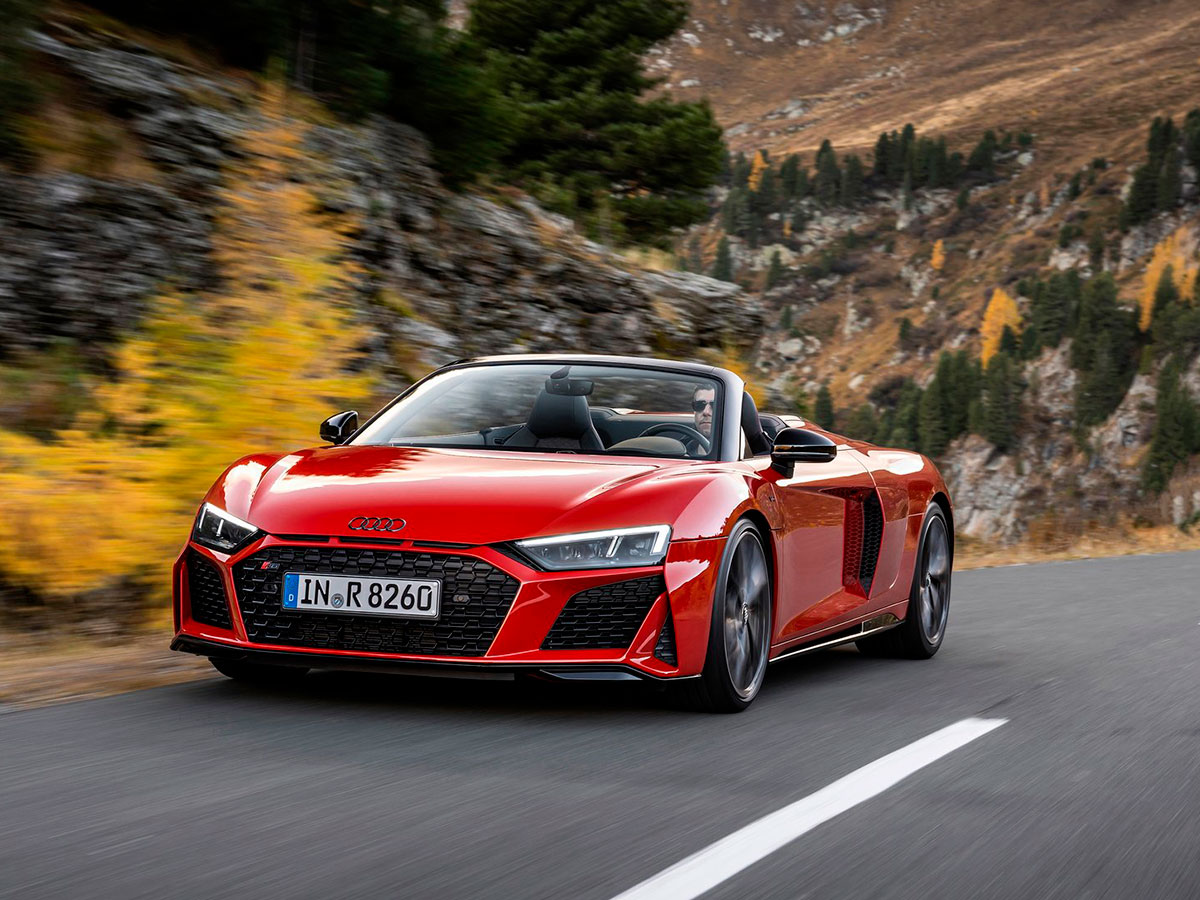 Audi R8 rojo circulando por carretera