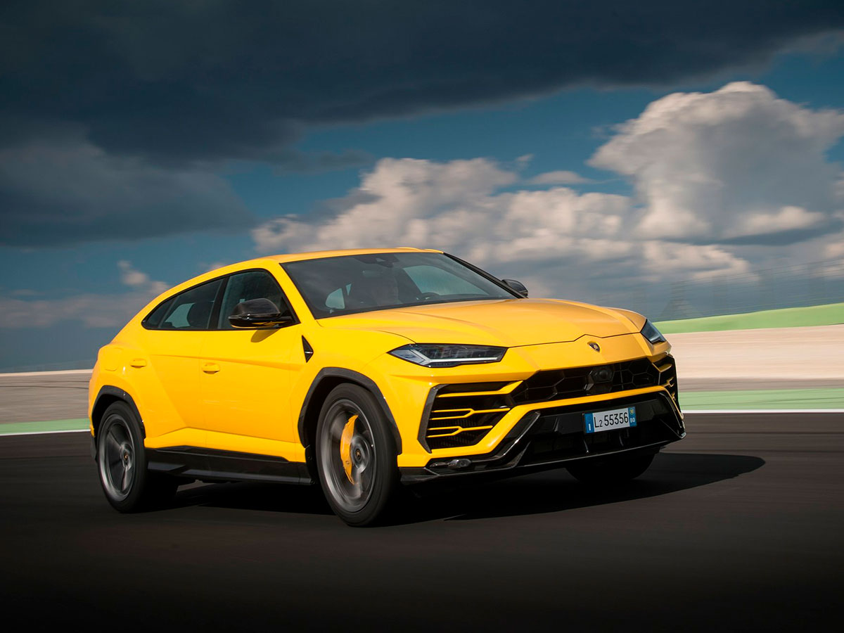 Lamborghini Urus amarillo circulando por la carretera